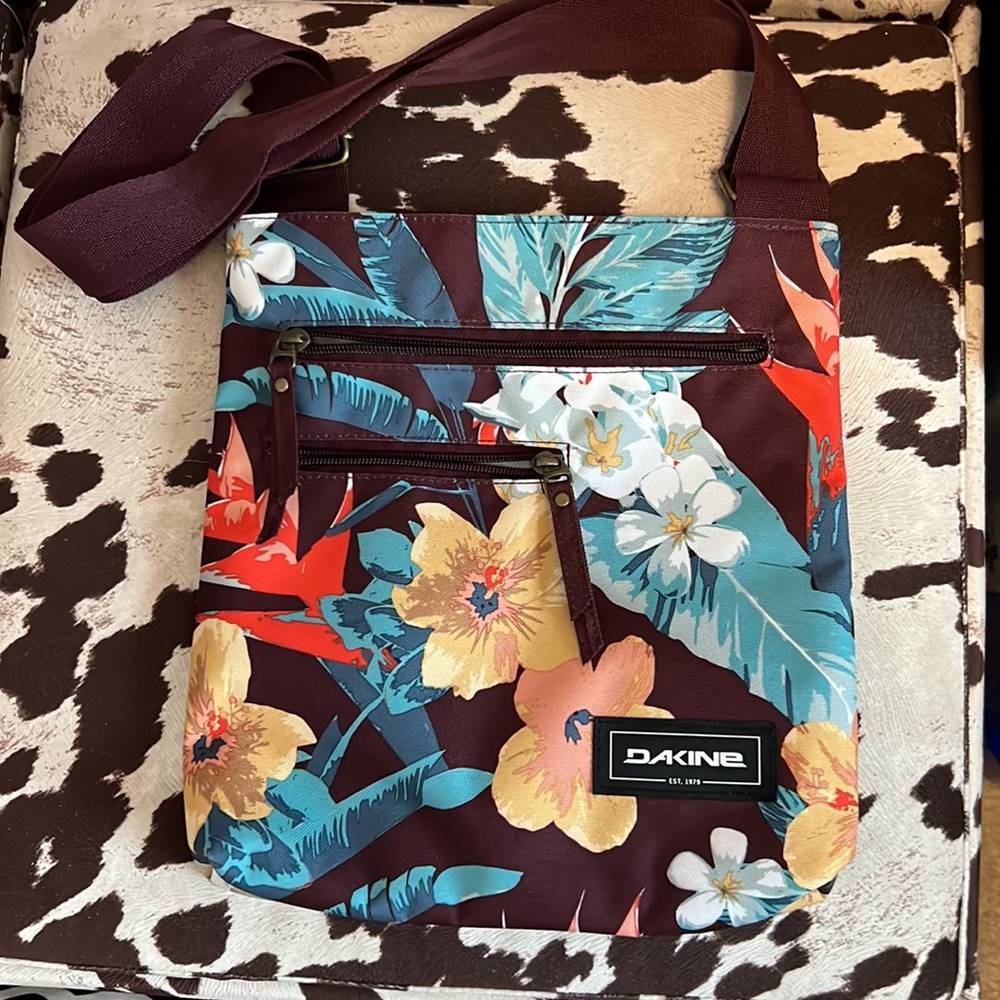 DAKINE CROSSBODY LIKE NEW